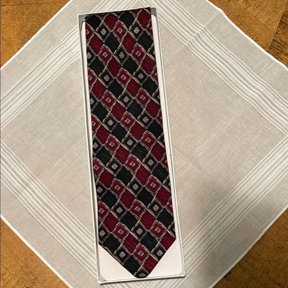 Geometric Patterned Tie in Red and Black - Picture 9 of 10
